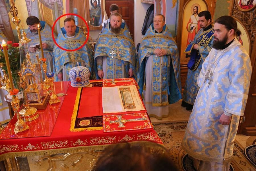 В Горловке поп УПЦ МП позировал на танке "ДНР": фотофакт - фото 1 dqxikeidqxidqeant