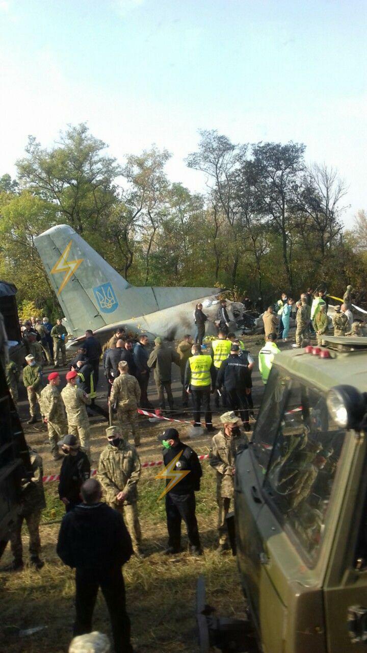 В Чугуев прибыло множество военных.