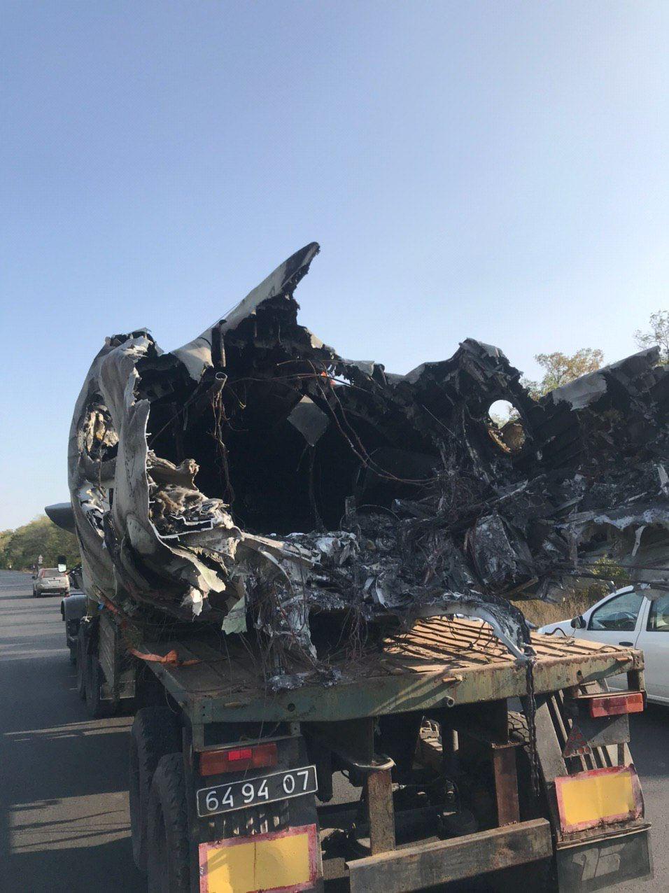 Обломки разбившегося в Чугуеве АН-26 транспортируют в воинскую часть Харькова. Скриншот: Украина 24 dqxikeidqxidqeant