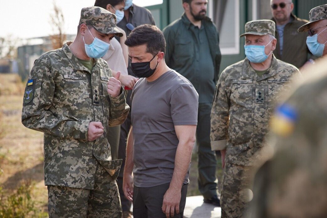 Глава Украины также вручил награды защитникам Украины.