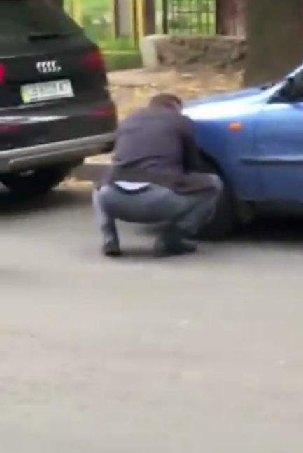 Мужчина возле автомобиля.