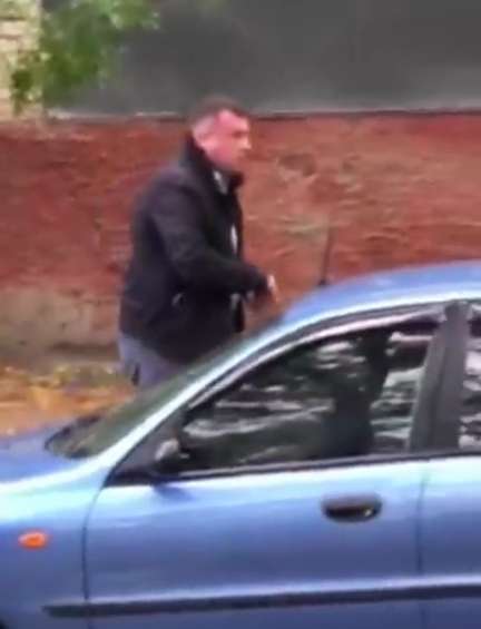 Мужчина вернулся к синему авто