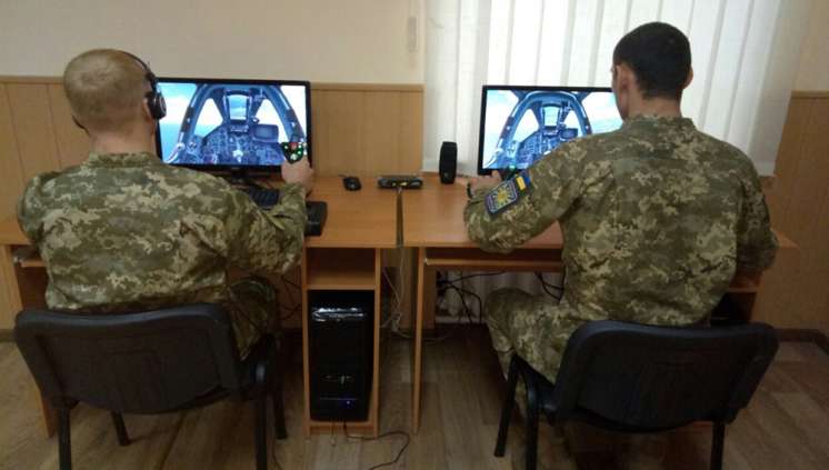 Курсанти проходять навчання на тренажерах