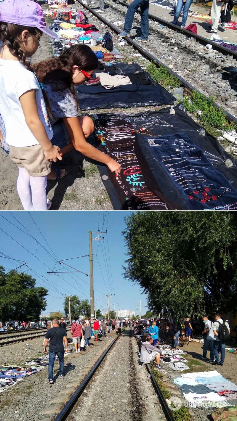 Значительная часть барахолки располагается на путях у станции