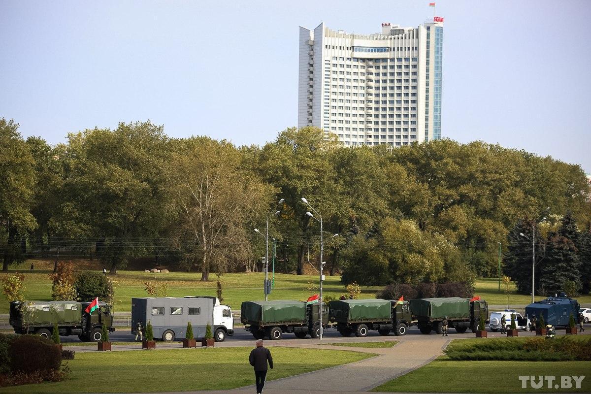 Скопление автозаков у стеллы в центре Минска. dqxikeidqxidqeant