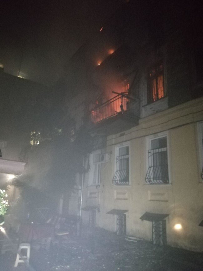 Дом горел в Одессе, девушку госпитализировали в тяжелом состоянии 01 dqxikeidqxidqeant