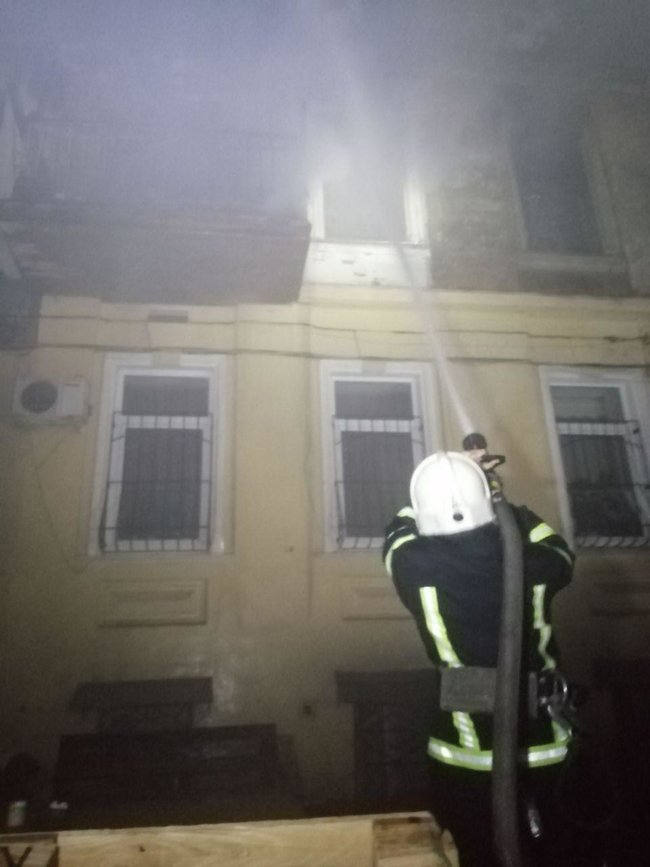 Дом горел в Одессе, девушку госпитализировали в тяжелом состоянии 06