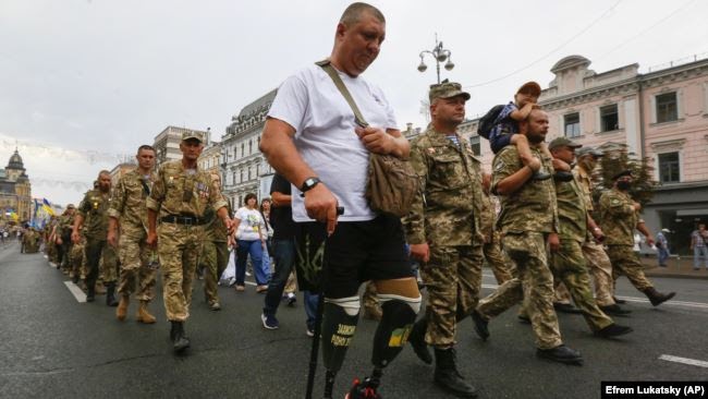 Учасник бойових дій, який втратив обидві ноги, захищаючи Україну від агресії Росії