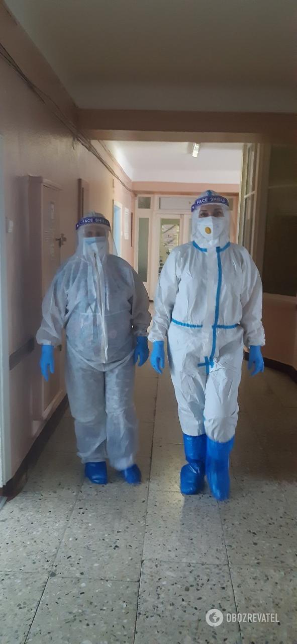 Врачи Киевской городской клинической больницы №4 в защитных костюмах dqxikeidqxidqeant