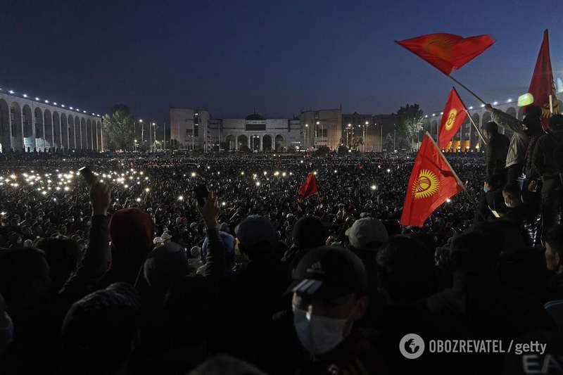 Учасники протеста на территории парламента в Бишкеке. dqxikeidqxidqrant