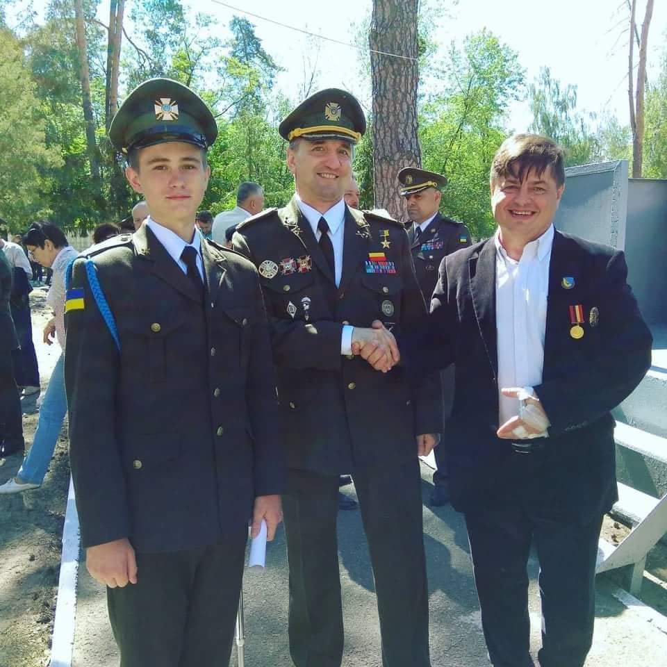 Эдуард Полянский со своим опекуном и Игорем Гордийчуком. dqxikeidqxidqeant