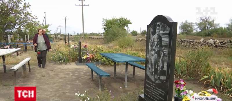 Мама погибшего на его могиле. dqxikeidqxidqeant