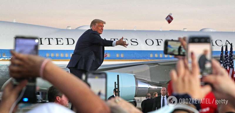 Трамп кидал маски в толпу во время митинга во Флориде dqxikeidqxidqeant