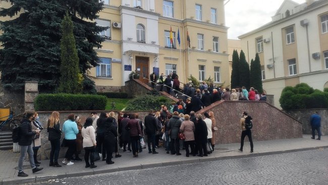 ÐœÐµÐ´Ð¸ÐºÐ¸ Ð² Ð›ÑƒÑ†ÑŒÐºÑƒ Ð¿Ñ€Ð¾Ñ‚ÐµÑÑ‚ÑƒÑŽÑ‚ÑŒ Ð¿Ñ€Ð¾Ñ‚Ð¸ Ð¿ÐµÑ€ÐµÑ‚Ð²Ð¾Ñ€ÐµÐ½Ð½Ñ Ð¿Ð¾Ð»Ð¾Ð³Ð¾Ð²Ð¾Ð³Ð¾ Ð±ÑƒÐ´Ð¸Ð½ÐºÑƒ Ð½Ð° ÐºÐ¾Ñ€Ð¾Ð½Ð°Ð²Ñ–Ñ€ÑƒÑÐ½Ð¸Ð¹ Ð³Ð¾ÑÐ¿Ñ–Ñ‚Ð°Ð»ÑŒ 03