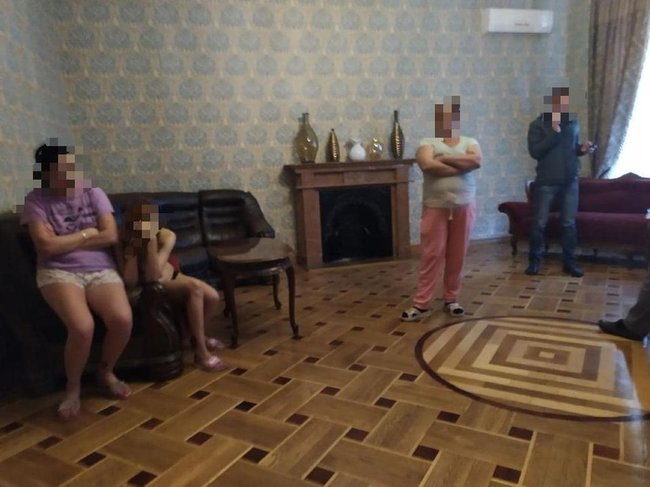 Правоохранители в Одессе накрыли бордель, организованный полицейским 02 Правоохранители в Одессе накрыли бордель, организованный полицейским 02