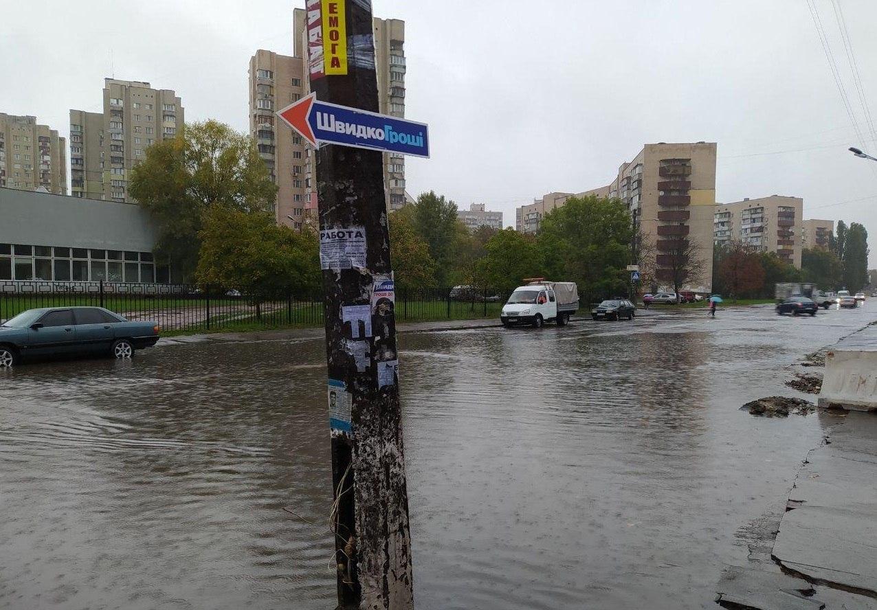 На дорогах стоит вода.