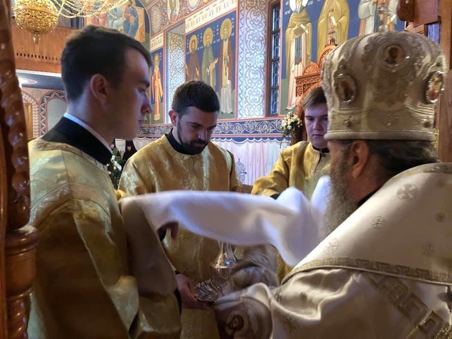 В соцсетях опубликовали фото замглавы ОП Трофимова, прислуживающего на литургии УПЦ МП 04 В соцсетях опубликовали фото замглавы ОП Трофимова, прислуживающего на литургии УПЦ МП 04