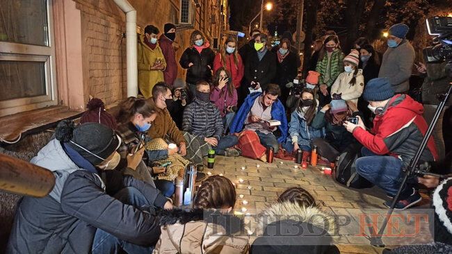 Киевляне при свечах зачитали "Дело Василия Стуса"