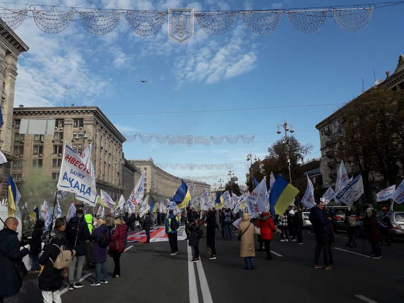 Люди перекрыли Крещатик