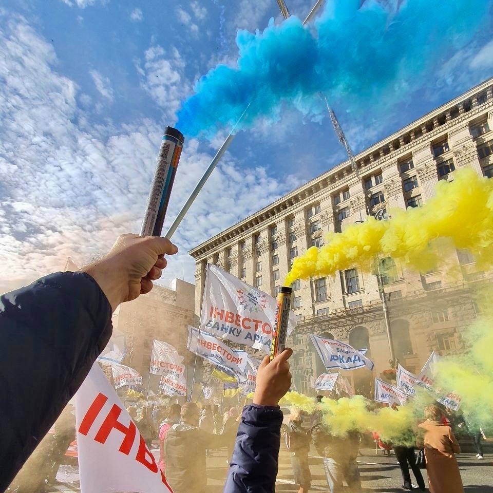 Протестующие жгли файеры в центре столицы