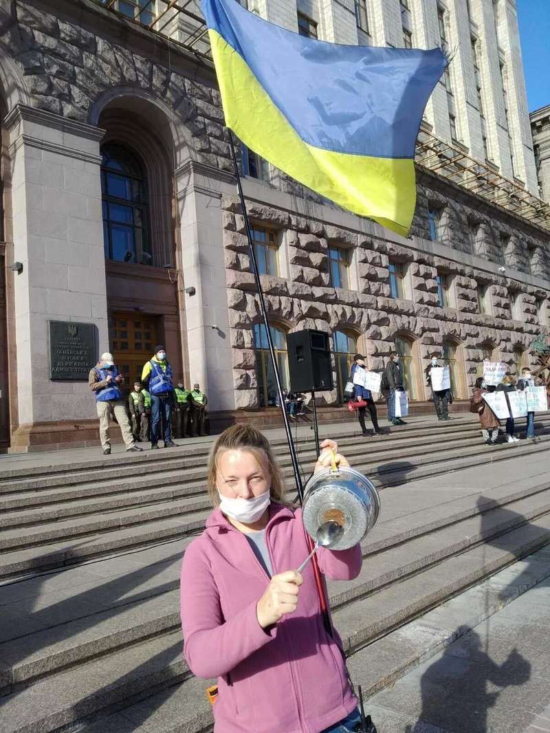 Митингующие стучали кастрюлями, в том числе и об асфальт, чтобы привлечь внимание к протесту