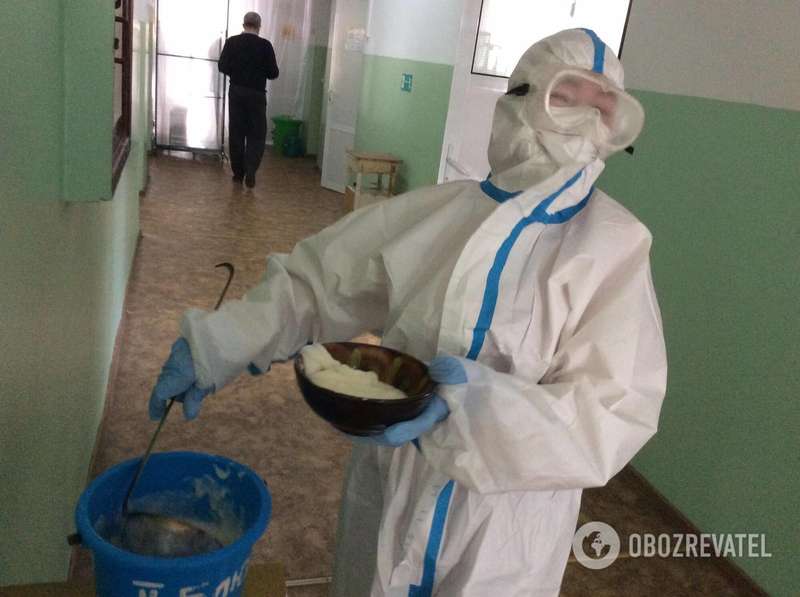 Медсестра раздает еду в отделении для больных коронавирусом в больнице №4 в Мариуполе
