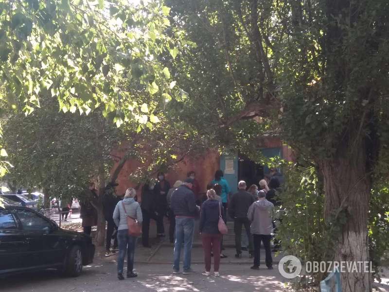 Очередь на рентген в одной из городских поликлиник Мариуполя