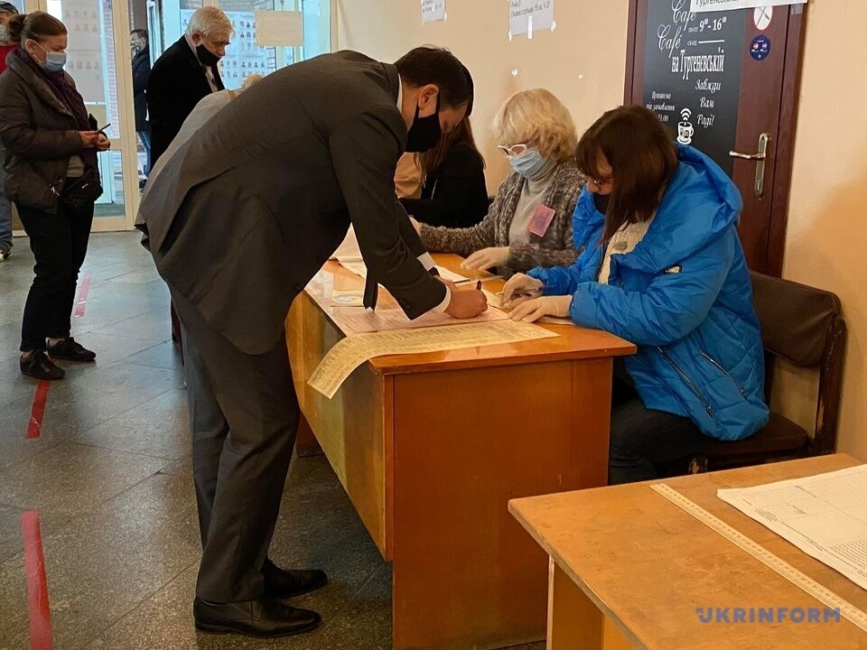 Глава ВР Дмитрий Разумков на избирательном участке