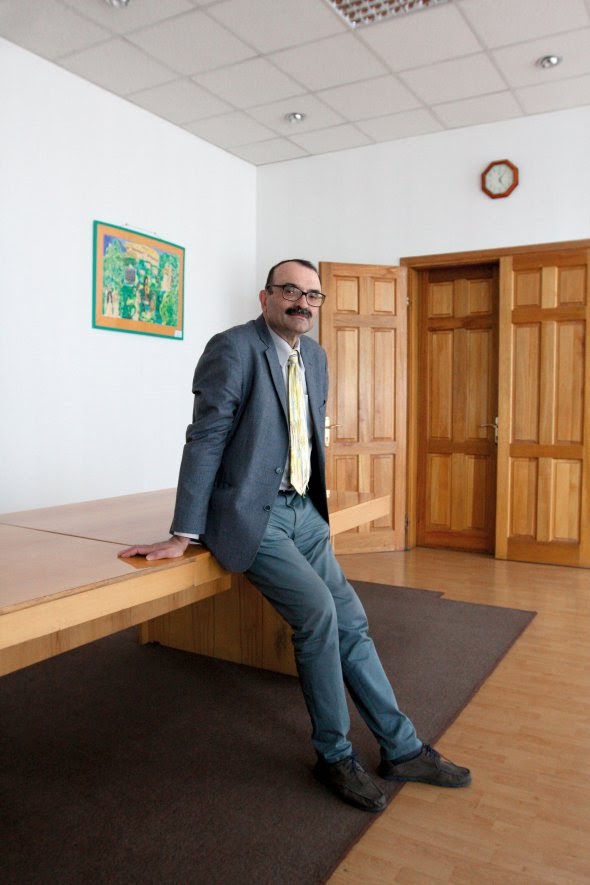  в, 59 , , , .  24  1961-  .  –  - ,  쳿    ,  –   , -     .       .  1983         .  2008- –    .  - , .  2013–2016-     .    , , , , , , ³, ĳ, , ʳ, , , , , , , , ̳,     . 1991     ”  ”.    ,  -­   .         .        .     ­.    .  2008–2010  2014–2019  –     .    – ,    XVI- XVII .   –    .   50   .     dqxikeidqxidqxant