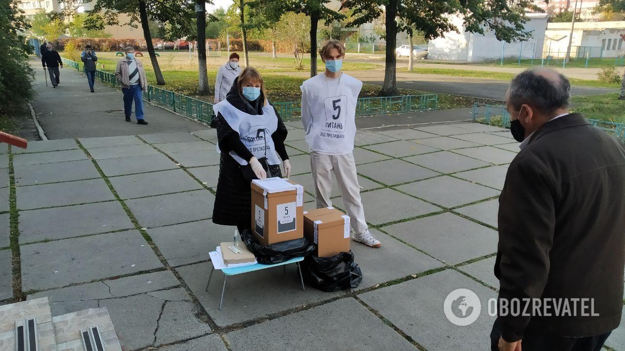 Волонтеры, участвующие в опросе, не спрашивают документы. dqxikeidqxidqeant