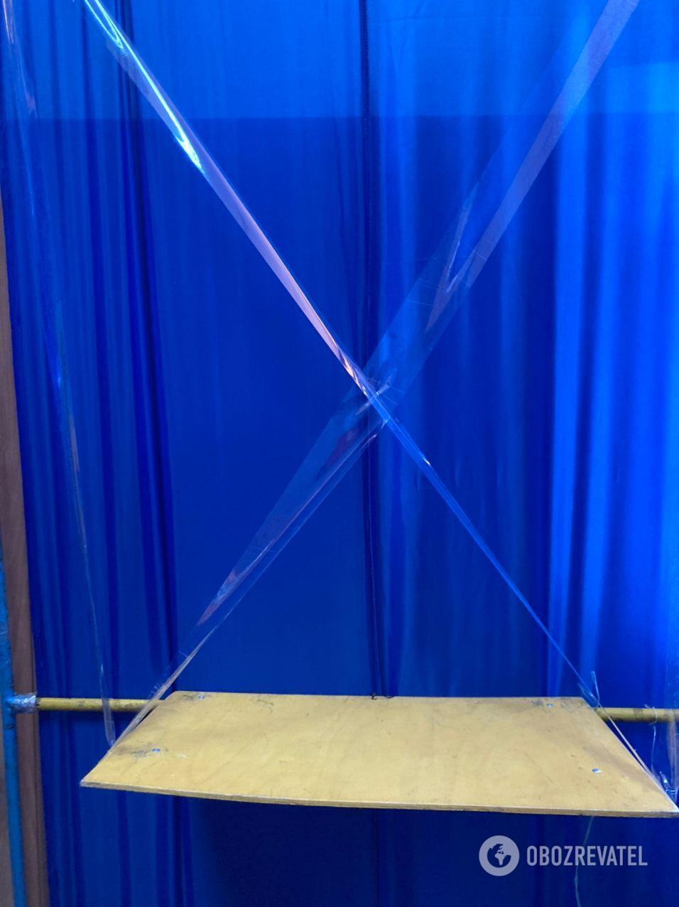 Поломанные кабинки ремонтировали скотчем dqxikeidqxidqrant