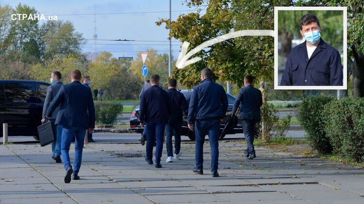 Бодигард слева несет бронированный чемоданчик, у крепкого парня справа тактическое оружие - зонтик, фото Изым Каумбаев, dqxikeidqxidqeant