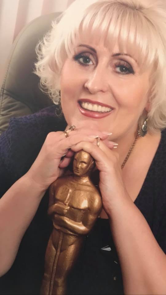 Свой пост кандидат на местных выборах сопроводила фото с "Оскаром".