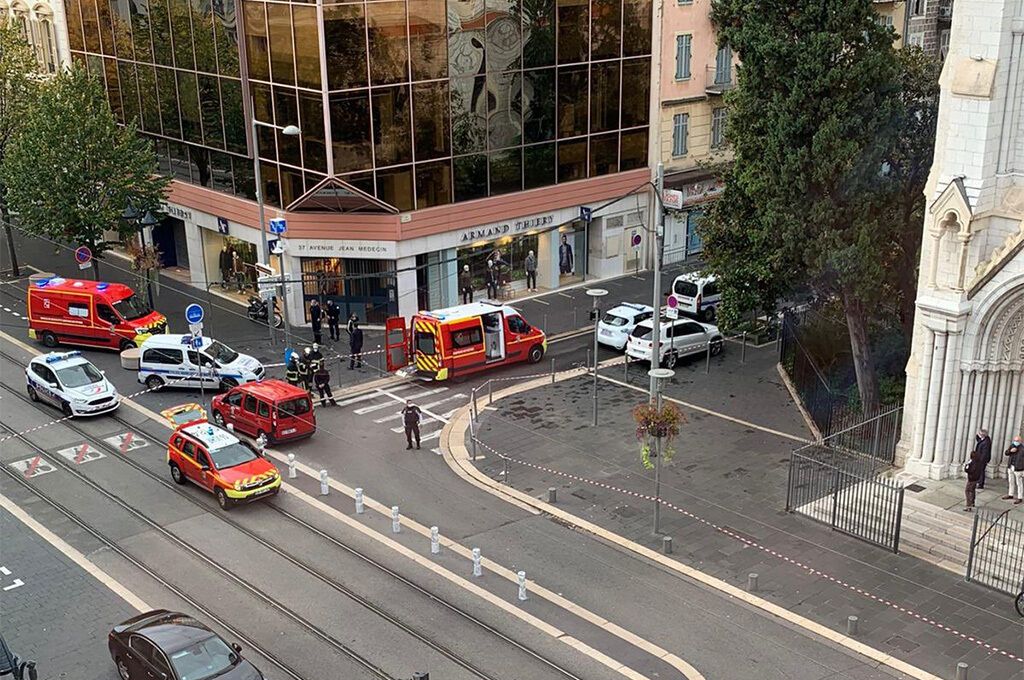 В Ницце мужчина напал с ножом на прохожих: есть жертва и раненые. Фото и видео dqxikeidqxidqeant