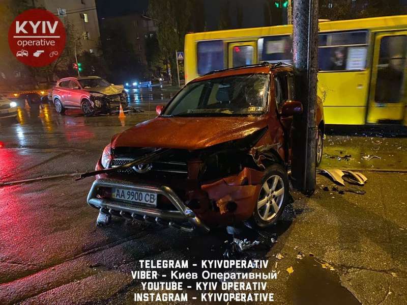 Одну из машин отбросило на тротуар dqxikeidqxidqrant