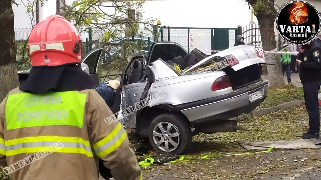 На месте аварии работали спасатели