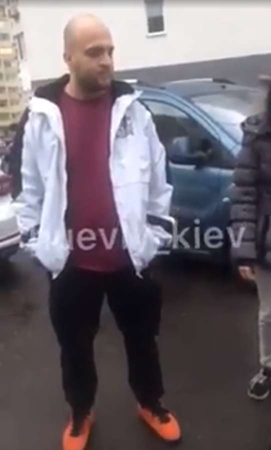 Мужчина в Киеве избил женщину с маленькими детьми dqxikeidqxidqrant
