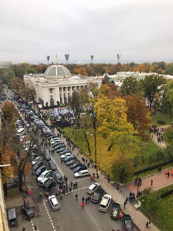 Движение автомобилей по улице Грушевского перекрыто .