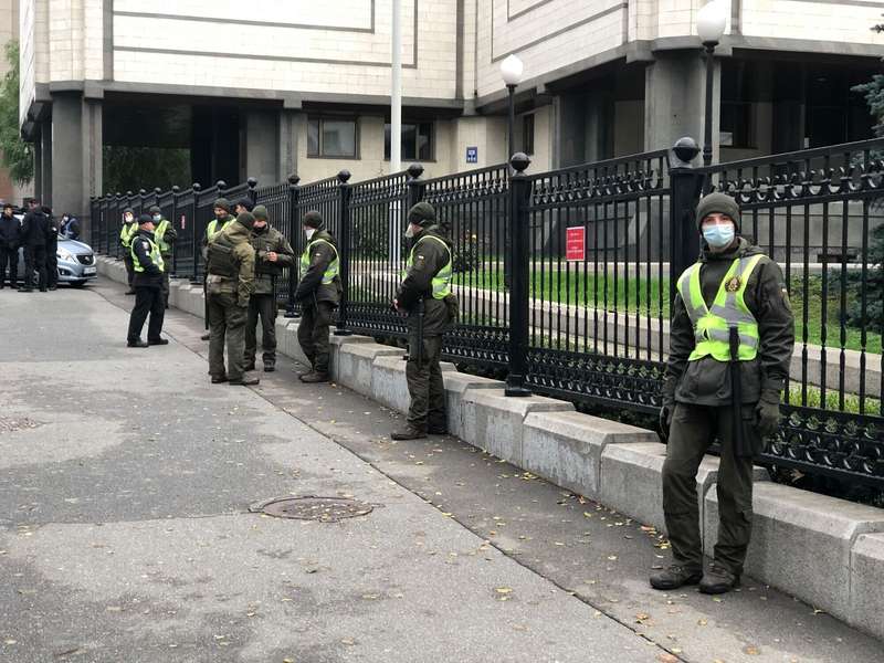 Здание КСУ оцепили сотрудники НПУ и Нацгвардии.