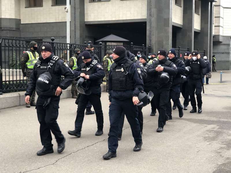 Правопорядок обеспечивают около 100 правоохранителей и нацгвардейцев.