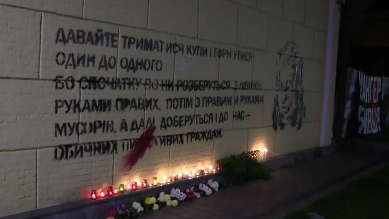 Парни вешают табличку в первый раз