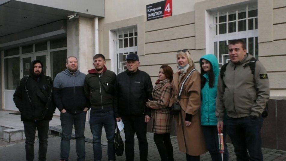 Виктор Гандзюк (в центре)