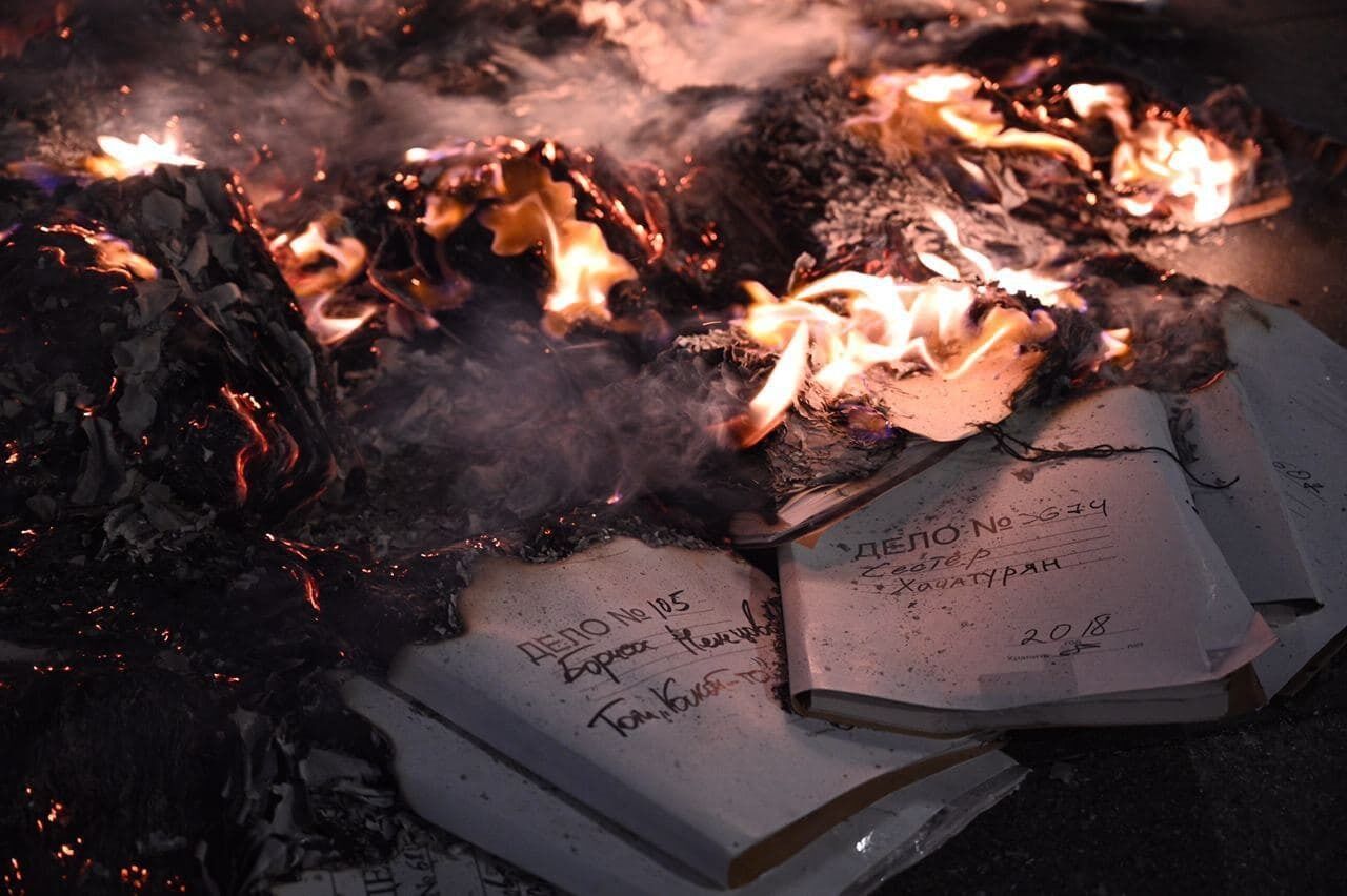 Активисты подожгли