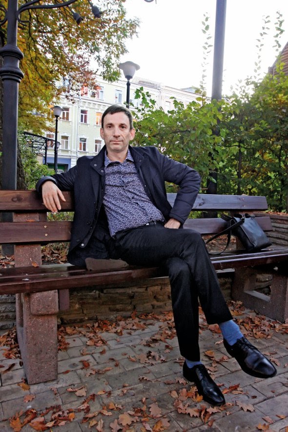 Віталій ПОРТНИКОВ, 53 роки, публіцист. Народився 14 травня 1967-го в Києві. Батько Едуард Петрович – економіст, директор магазину тканин. Мати Клара Абрамівна працювала адвокатом. Закінчив три курси філологічного факультету Дніпропетровського університету. Перевівся на журналістику в Московський університет. Із 1988-го по 1992 рік співпрацював із газетою ”Молодь України”. Із 1989-го – оглядач московської ”Независимой газеты”, спеціалізувався на проблемах союзних республік і пострадянського простору. Залишив видання 1995-го разом із групою журналістів, не згодних із переданням газети у власність бізнесмена Бориса Березовського. Співпрацює з ”Радіо Свобода”. Публікується в різних виданнях, зокрема у варшавській Gazeta Wyborcza, в мінській ”Белгазета”. У 2006–2007 роках був шеф-редактором української щоденки ”Газета 24”. Вів інформаційно-аналітичні програми на телеканалах СТБ, ICTV. Мав програму ”Правда Віталія Портникова” на телеканалі ТВі. У травні 2010 року став його головним редактором. На телеканалі ”Еспресо” веде програму ”Політклуб Віталія Портникова”. 2017-го опублікував роман ”Евора”. ”Це книжка про кохання і тугу, поезію й історію, Португалію й Україну, про єврейську долю та українську мрію”. Неодружений dqxikeidqxidqeant