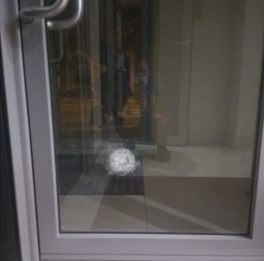 В результате обстрела пробиты окно и входная дверь dqxikeidqxidqrant