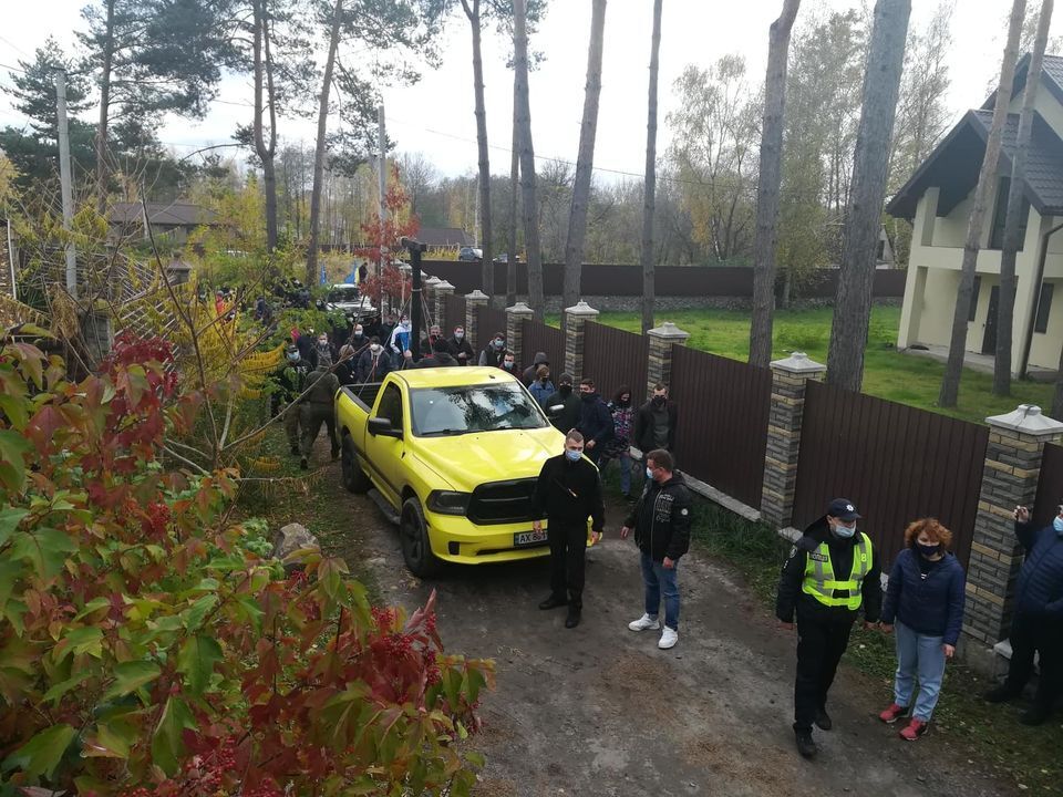 Активисты приехали к дому Тупицкого под Киевом