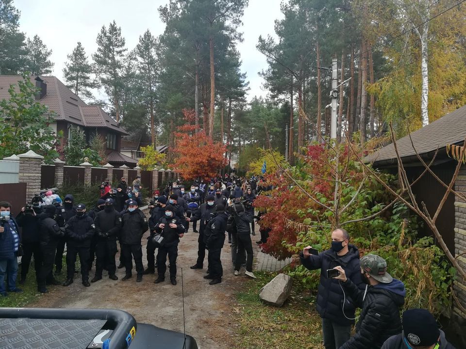 Полиция в громкоговоритель призвала соблюдать порядок