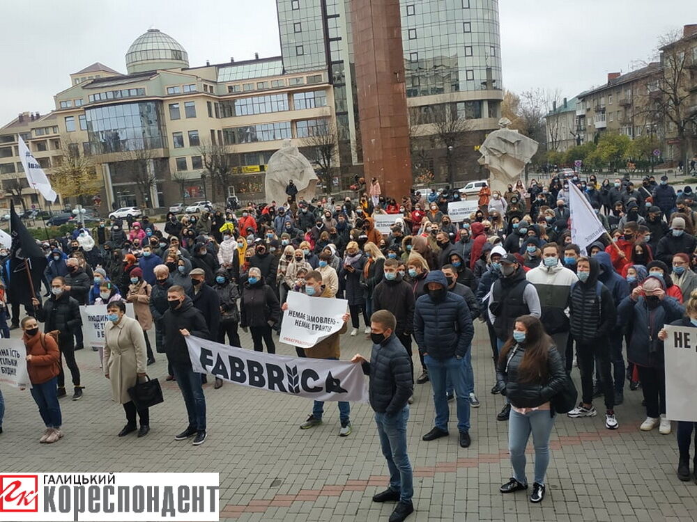 Франковцы устроили акцию против карантина под городским советом