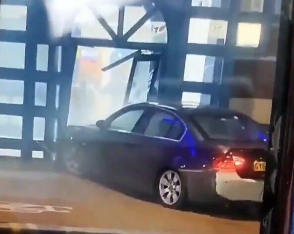 Автомобиль врезался в полицейский участок в Лондоне. dqxikeidqxidqeant