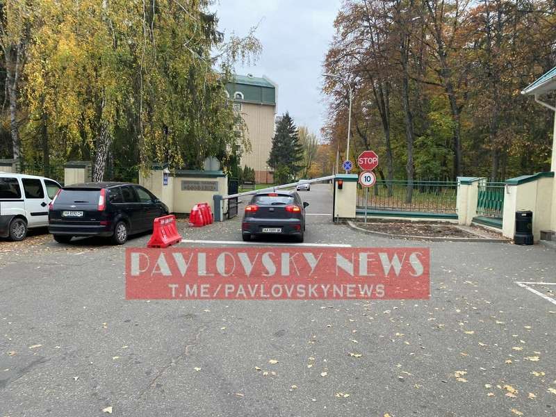 Корпус расположен в ухоженной парковой зоне